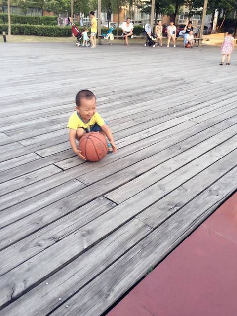 男孩子长大喜欢流汗的运动_这是天性使然_宝