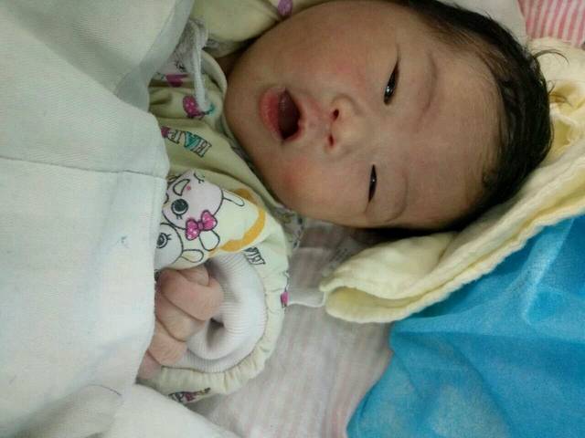 对比宝宝的丑萌照_郭宝贝刚生下来的时候。吃