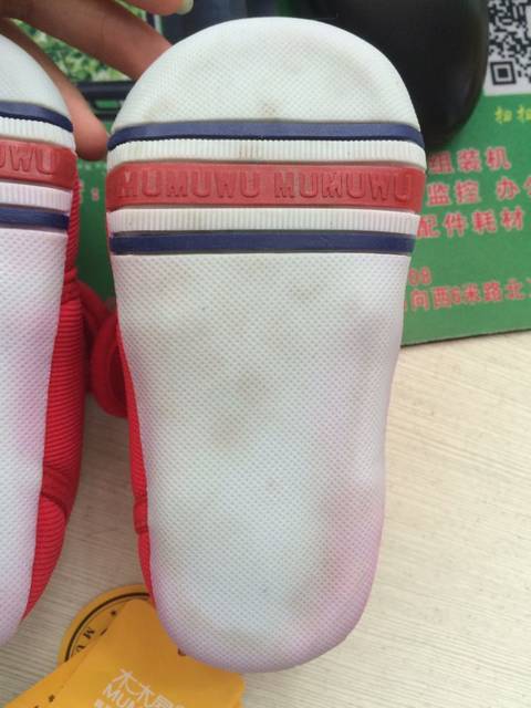 囤妈这是穿过的鞋子吧_这么脏着好意思卖?