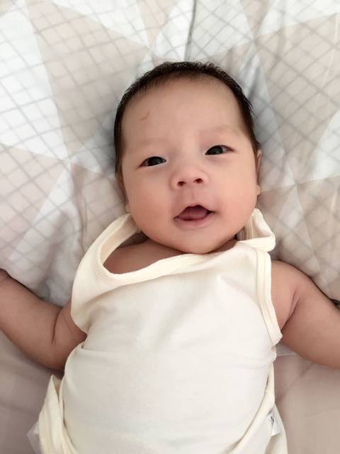 儿子太能吃,两个月宝宝每顿吃150ml奶,是不是