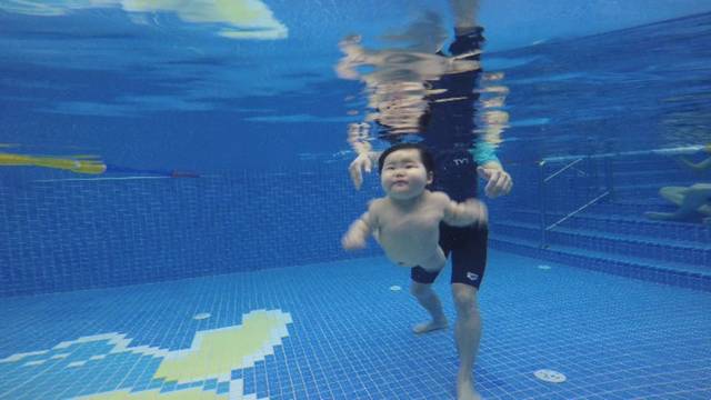 宝宝潜水_我涵第三次潜水了…棒棒哒…