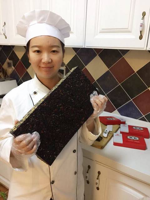 安徽姑娘嫁到济南成了熬阿胶糕师傅