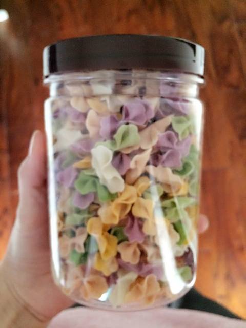 面_蝴蝶面:菠菜:用水焯一下,然后打成菜泥,用菜