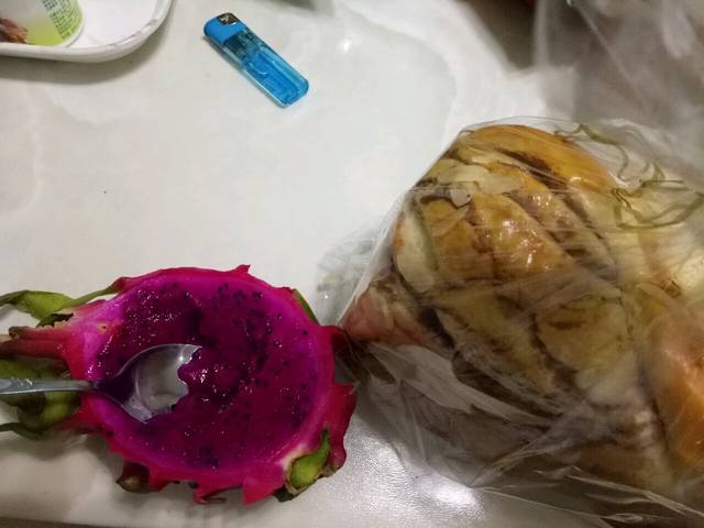 火龙果配豆沙吐司_4点多吃的麻辣烫饿了老公