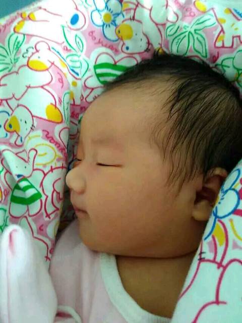 宝宝两个月了_生孩子的时候21号见红了,那天下