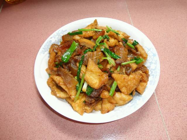 今天午饭_猪肉炒豆腐干 姜葱蒜焖草鱼 蒜蓉炒