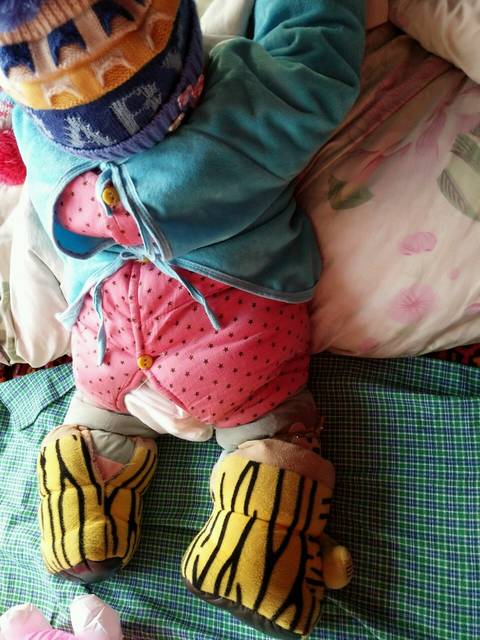 请帮忙看看,谢谢_6个月宝宝喜欢这样趴着,两膝