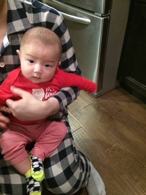 飞机手_9.23的宝宝,为什么竖抱手老是往后背,上