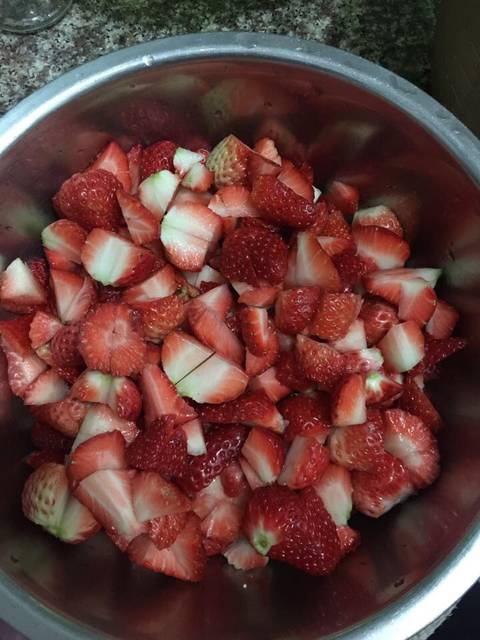 自制草莓酱_吃草莓的季节就应该做一些保存起