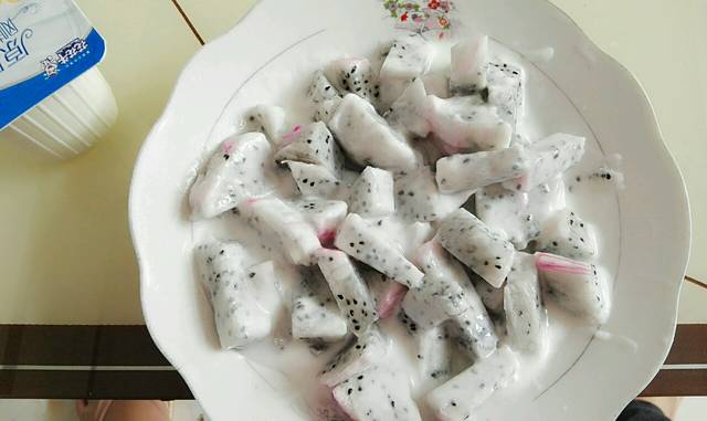 有喜欢火龙果拌酸奶的孕妈吗_听说孕期吃火龙