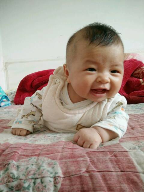 4个月宝宝抬头照_请大家帮忙看看,宝宝4个月,