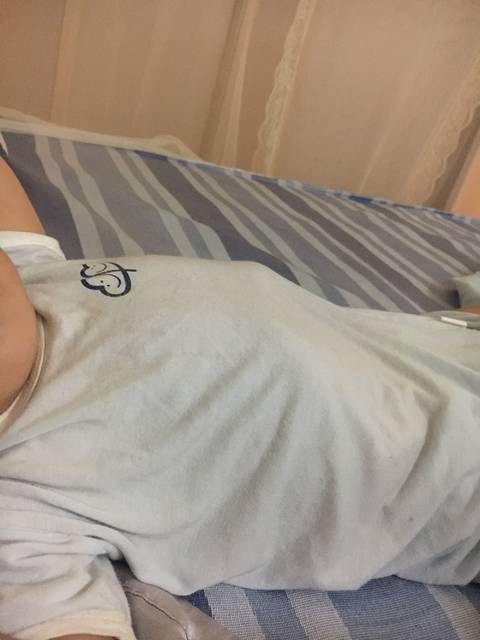 这样是肋骨外翻吗?怎么办?_平躺时发现宝宝肋