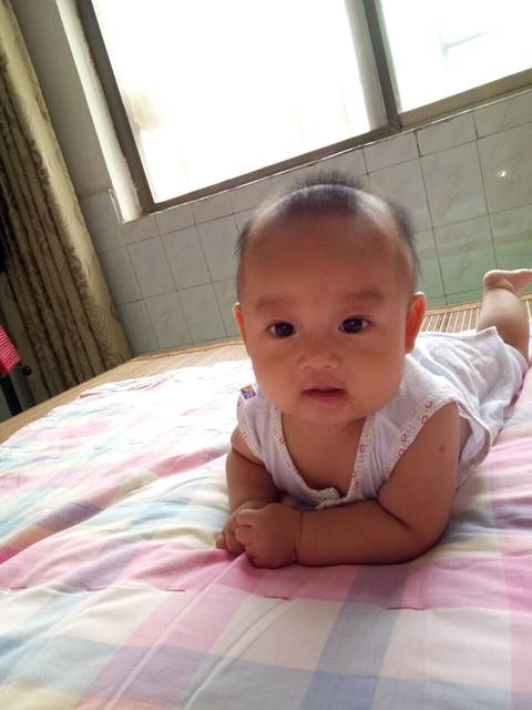 宝宝五个月,有没有一醒来发现宝宝翻滚的厉害