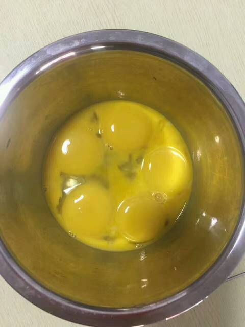 蛋黄溶豆蛋黄溶豆用蛋黄和奶粉少许冰糖粉制作
