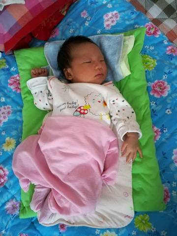 你家宝宝睡头形了么?_医生说回去让宝宝侧躺