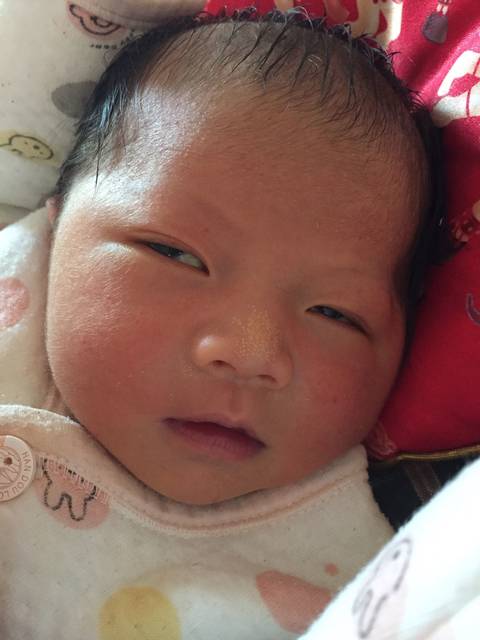 第七天,帮忙看看会不会长出双眼皮_女宝出生七