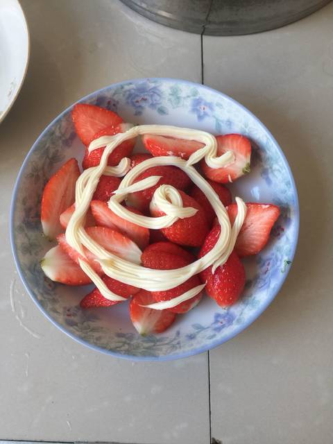 饭后水果买了一个菠萝,居然坏了,那就吃草莓吧