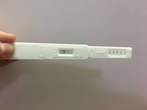 第一张是排卵试纸,大姨妈推迟一个多月了,这两