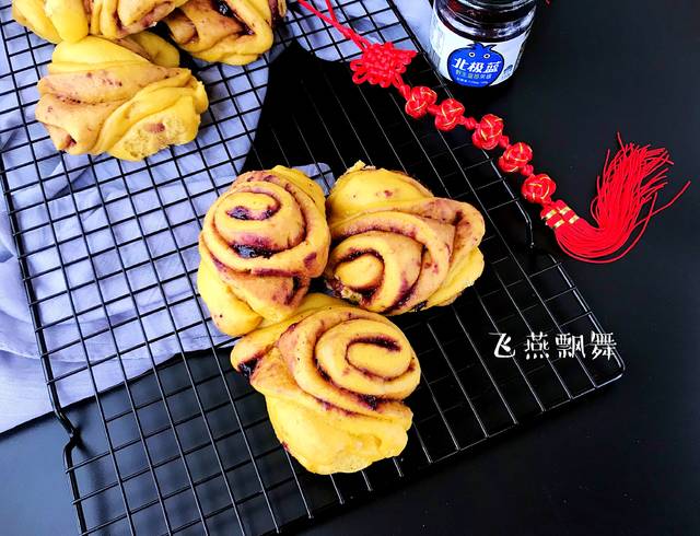 让小宝宝爱上吃面食~蓝莓酱南瓜花卷