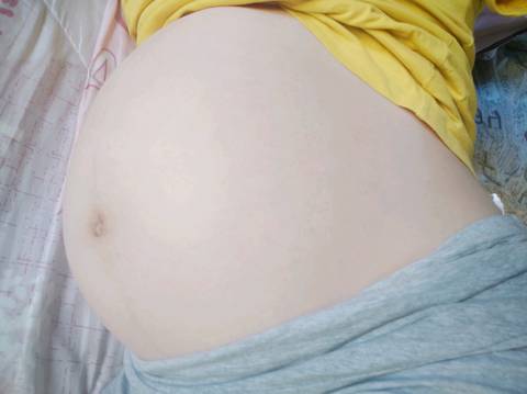 35周了,肚子圆圆的很干净,没有妊娠纹,妊娠线也