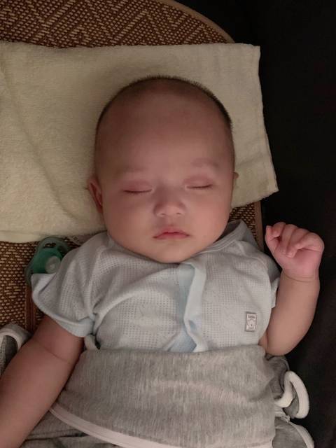 请问各位宝妈宝宝睡成扁头怎么纠正啊