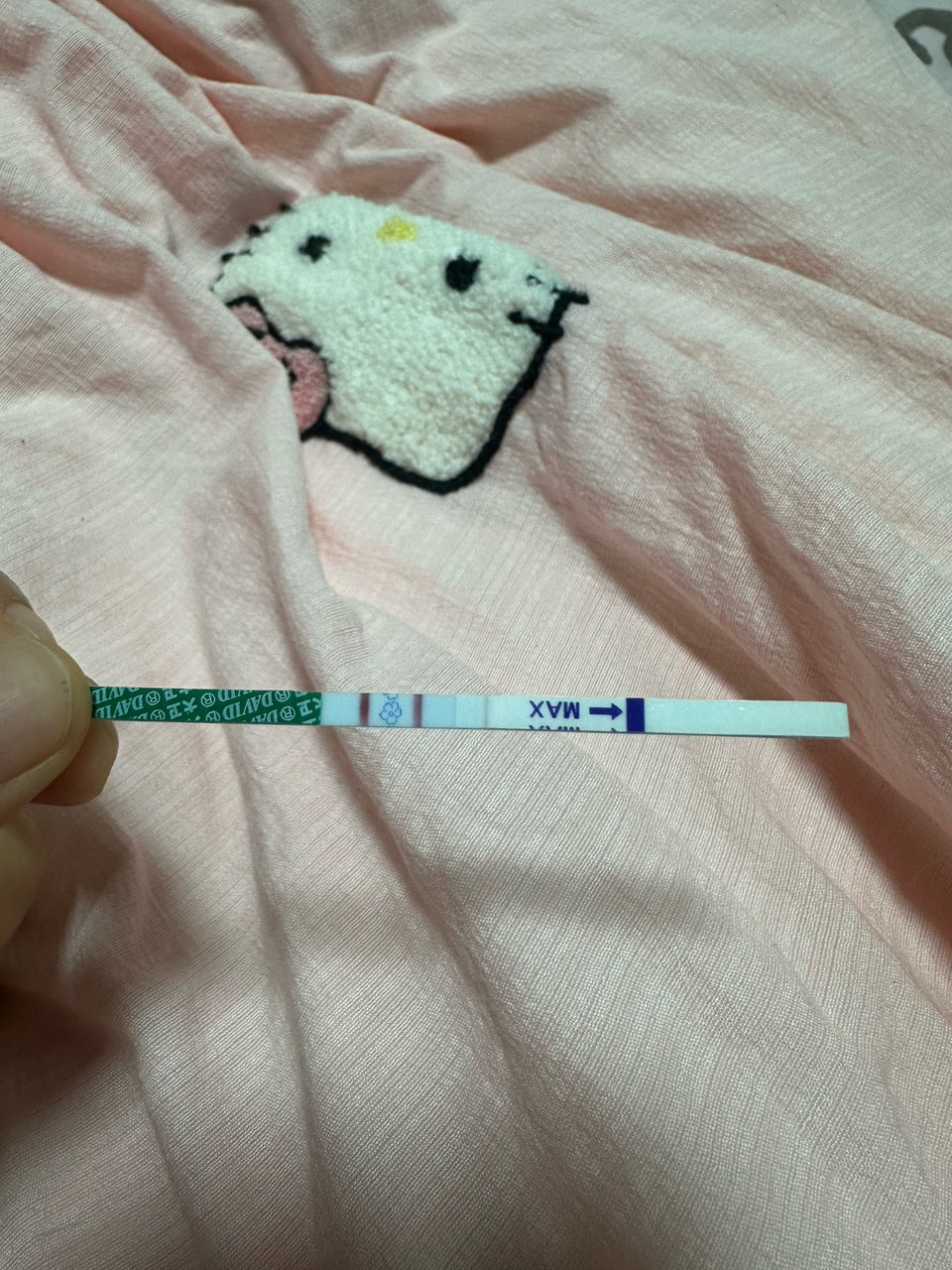 姐妹们这是有了吗😳姨妈第一天就测出两条了,现在第五天了还是两条