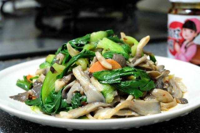 我做的这个油菜炒海鲜,平菇都爱吃,几块钱炒出正宗韩国家人大酱汤图片