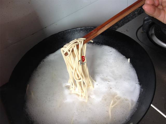 这菜来自四川，别看它不起眼，下面条太好吃了