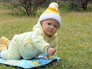 新生宝宝晒太阳时注意事项_晒太阳对宝宝来说