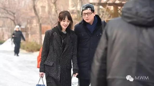 郑爽让外婆坐专机,给爸爸买上万块的衣服,有钱