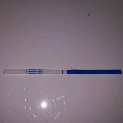 那几天测的是一条杠,今天早上测的又隐隐约约的两条杠,请问是怀孕了吗
