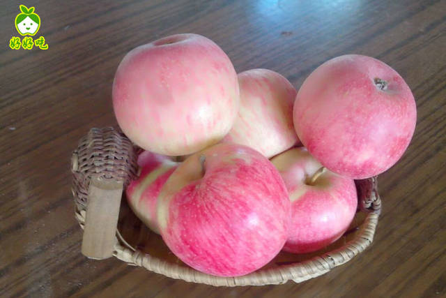 妞家全是挑大个的苹果贴字,来看看大小对比图