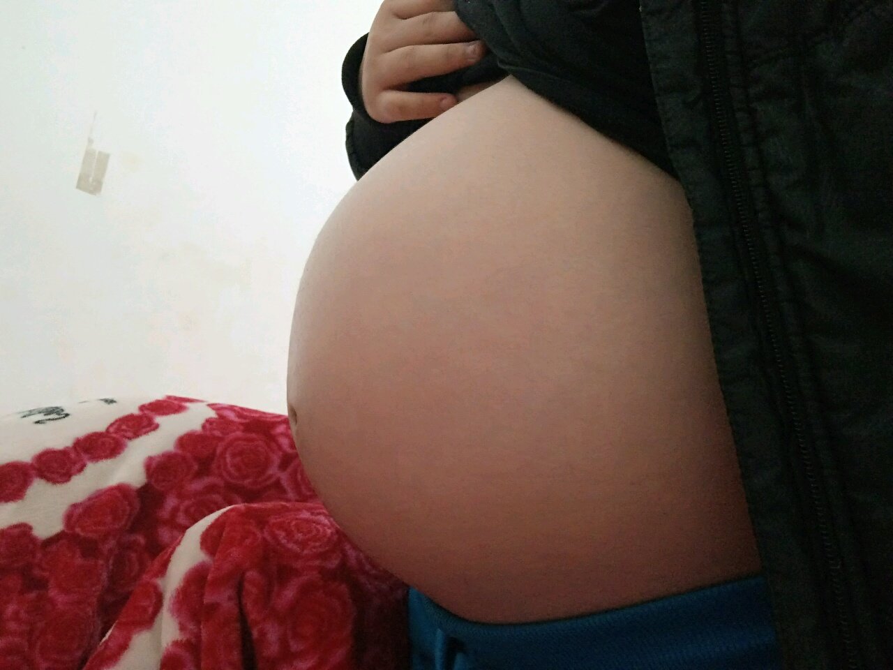 宝妈们来看看我的肚子里的胎儿像是偏小一个多月吗？
