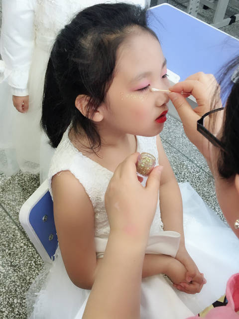 早早的就起床了,来到学校请阿姨给化妆,运动会下半场来我班一起"混".