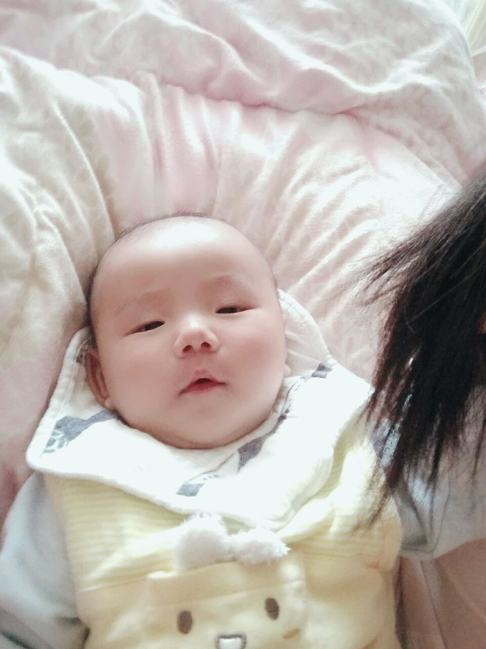 宝宝今天满四个月对奶瓶还是跟抗拒啊，宝妈们有什么好方法不？