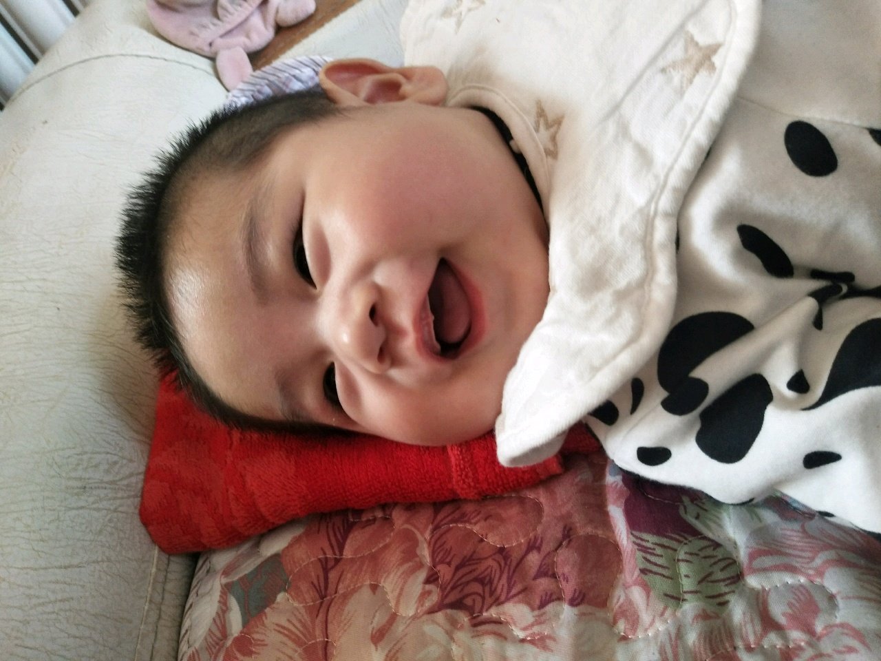 自言自语，自娱自乐的宝宝