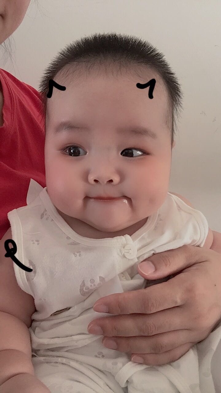 3个月的小胖子长牙咯