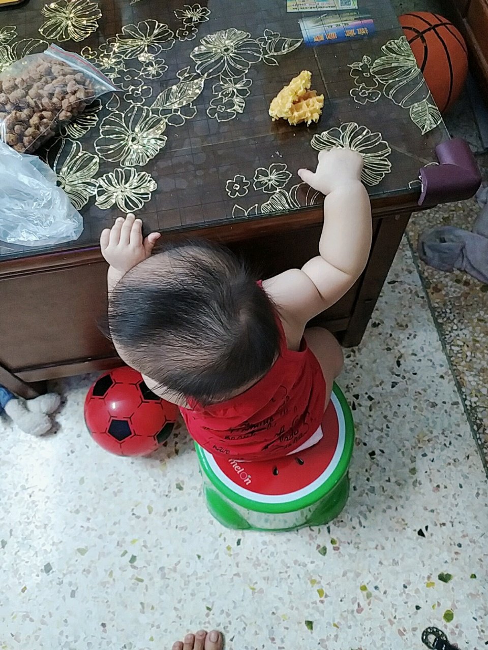 六个多月宝宝。
