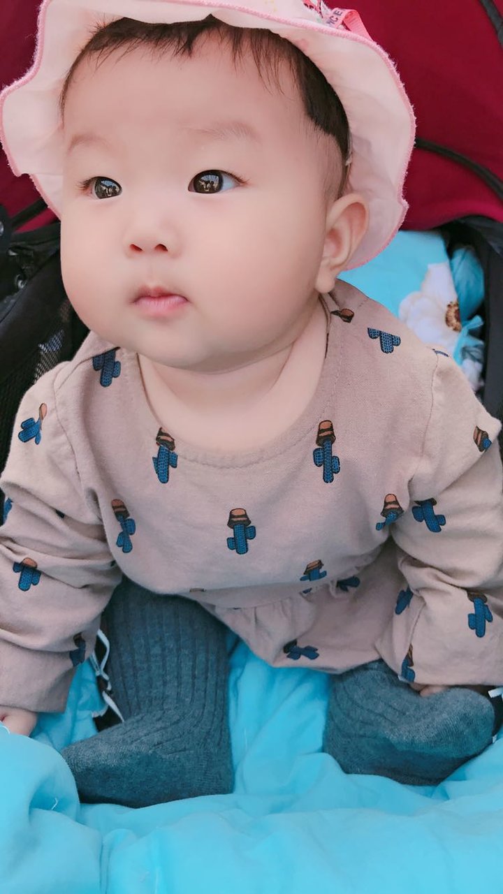 😃还有两天六个月，宝宝长了一颗牙