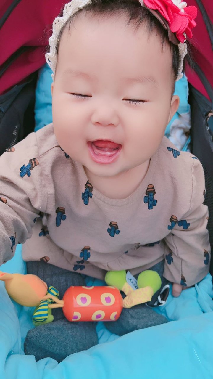 😃还有两天六个月，宝宝长了一颗牙