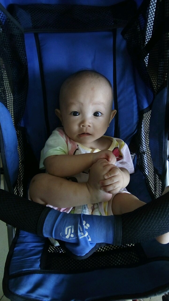 开始玩脚丫子