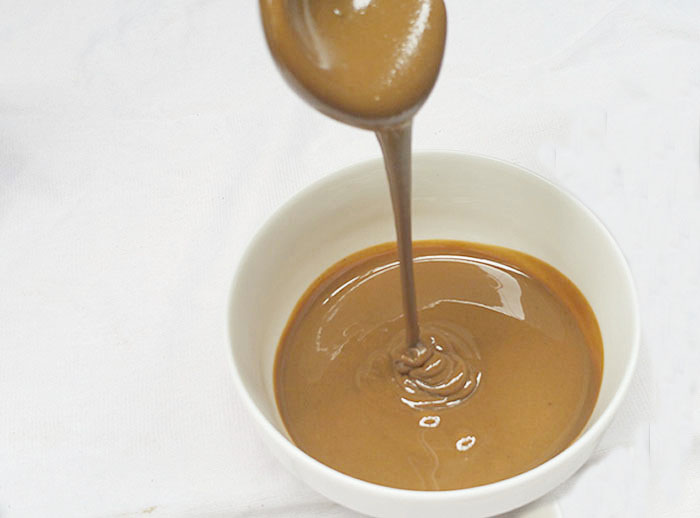 芝麻酱富含蛋白质,氨基酸及多种维生素和矿物质,含钙量比蔬菜和豆类都