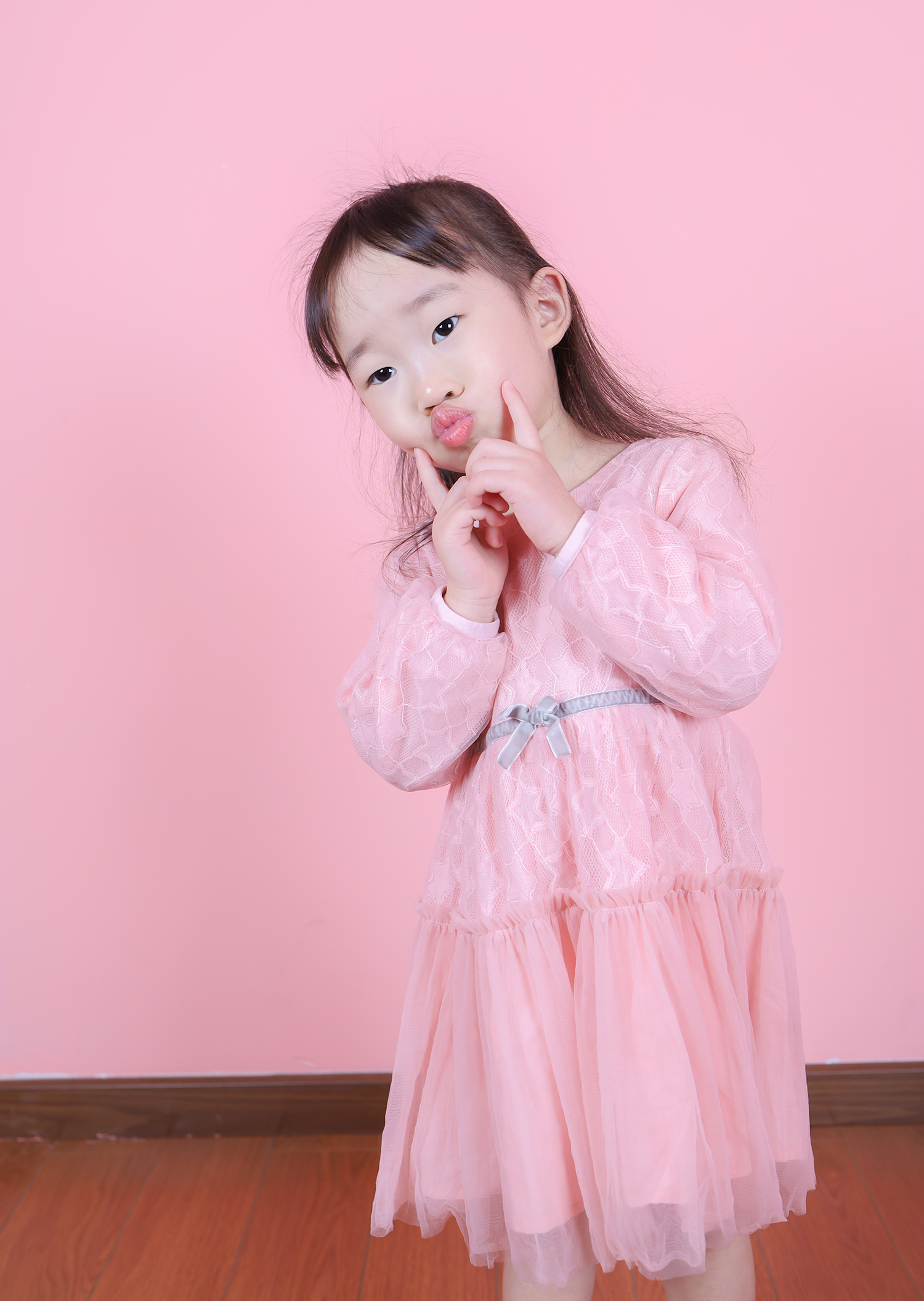 春天里的甜美小公主~3岁萌宝宝的粉系可爱穿搭