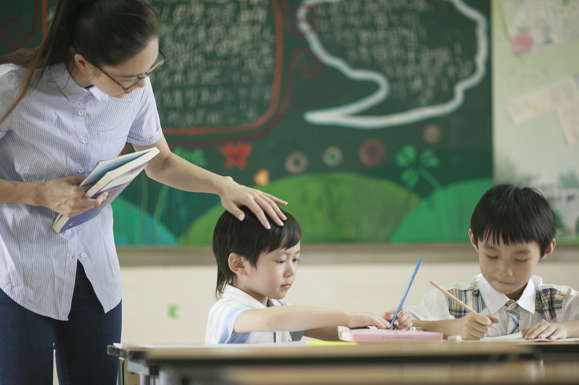 学生上学图片真人图片