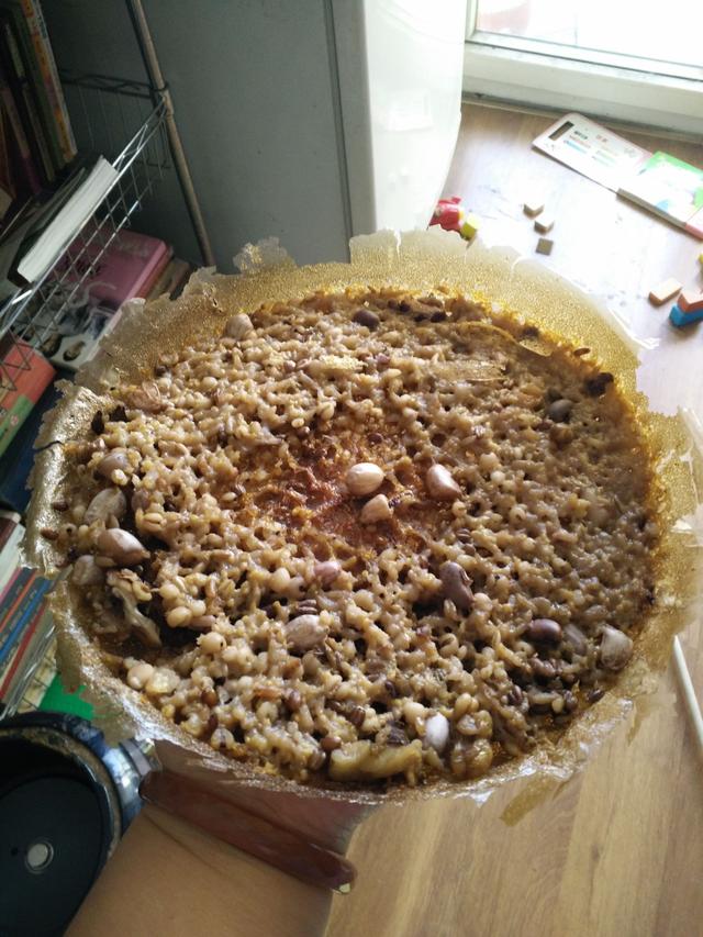 2岁半宝宝煮粥忘拧好盖子,糊了还舍不得扔