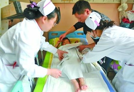 宝宝半夜喊肚子疼、腿疼吓坏妈妈,去医院检查