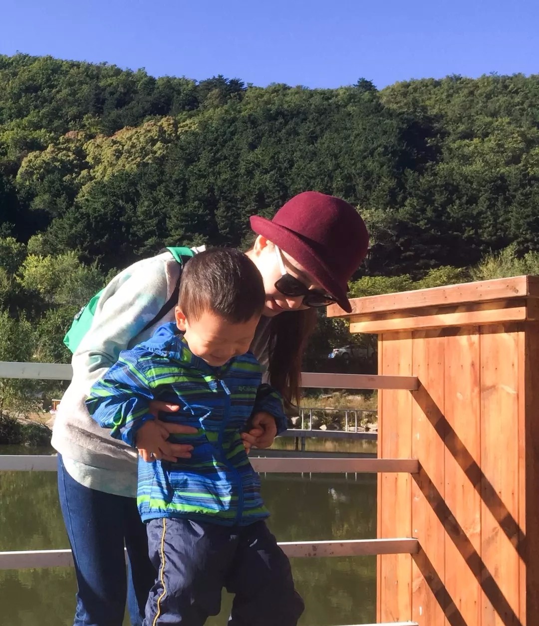 妈妈整天抱妹妹,懂事的老大给自己发明了一个游戏